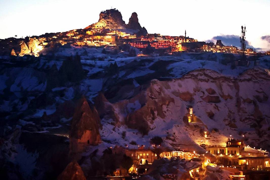 Beyaza bürünen Kapadokya büyüledi! Şehrin ışıkları geceyi aydınlattı 1